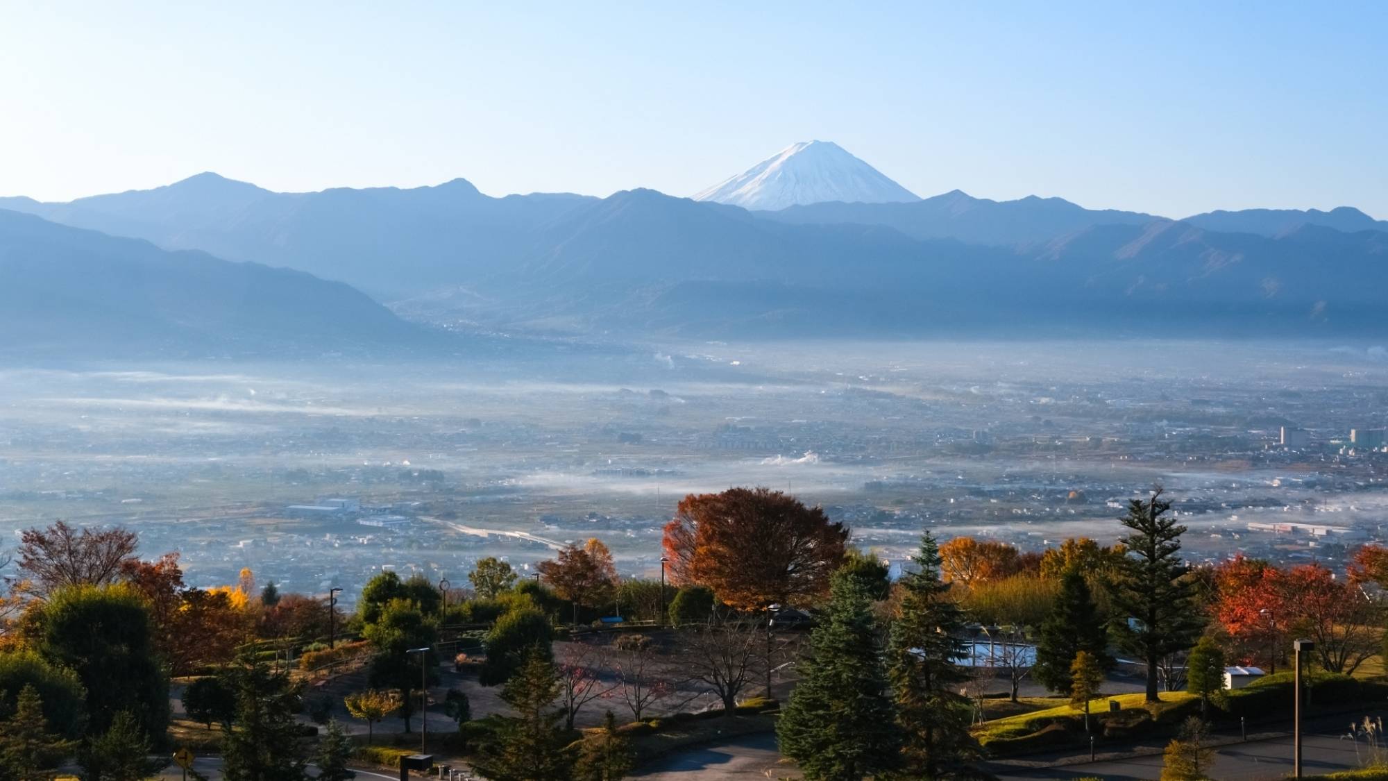 笛吹川フルーツ公園からは雄大な富士山を見ることができます！