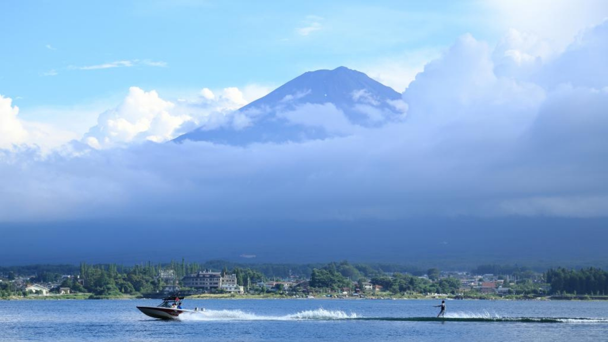  富士山を背景にジェットスキーを楽しめるのも山梨ならではです。