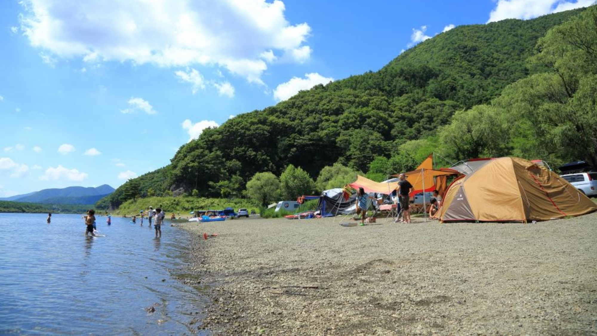  富士五湖の各湖の湖畔ではキャンプが楽しめます。