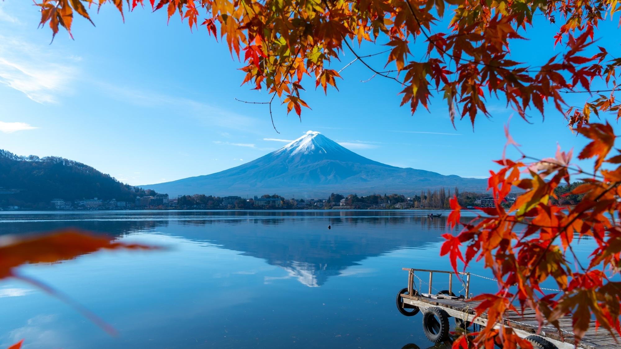 富士山を望みながら秋の紅葉狩り