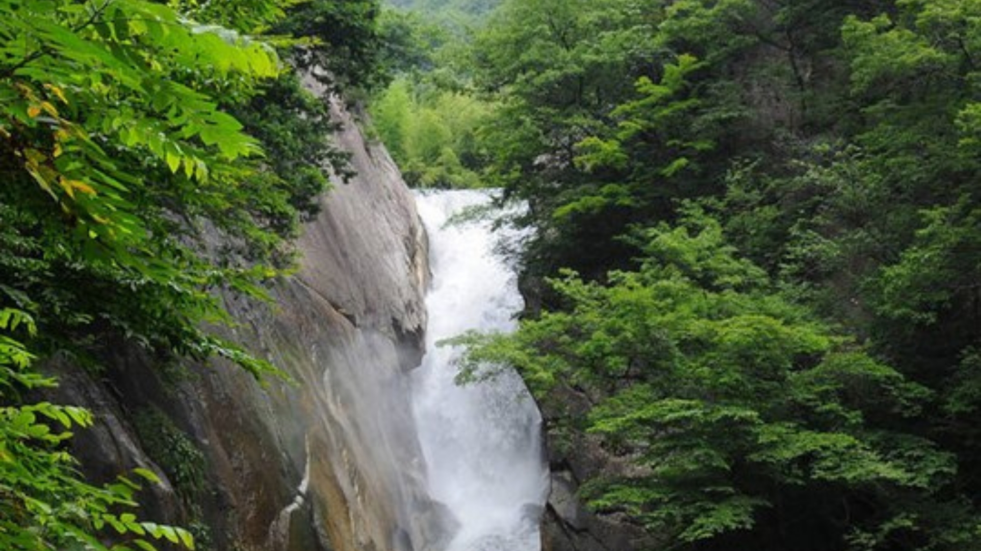昇仙峡の中にある、仙娥滝の夏の風景です