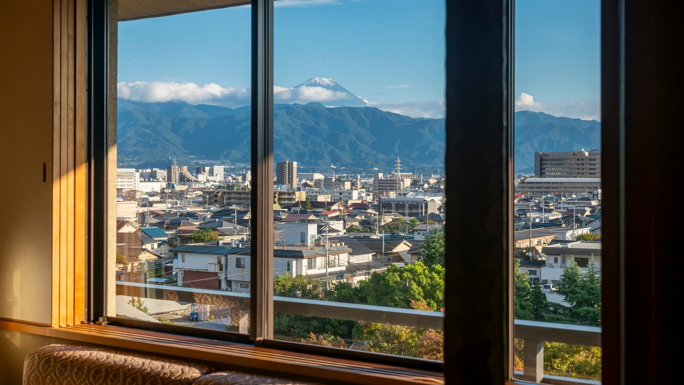 西館和室からはお天気が良ければ富士山を眺めることができます