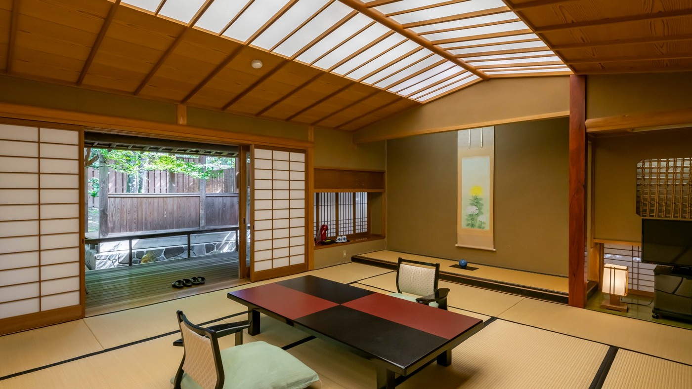 【若竹】控えめな美しさの中に、櫛形欄間や表し風天井などさりげない趣向を凝らしたお部屋です