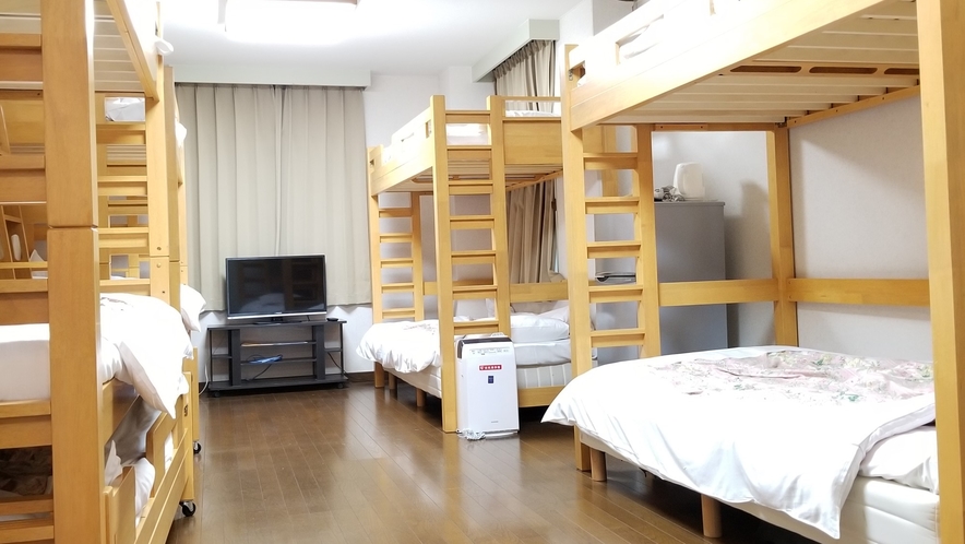 【ファミリールーム12名部屋】1階には2段ベッド、3段ベッドで10名宿泊可能