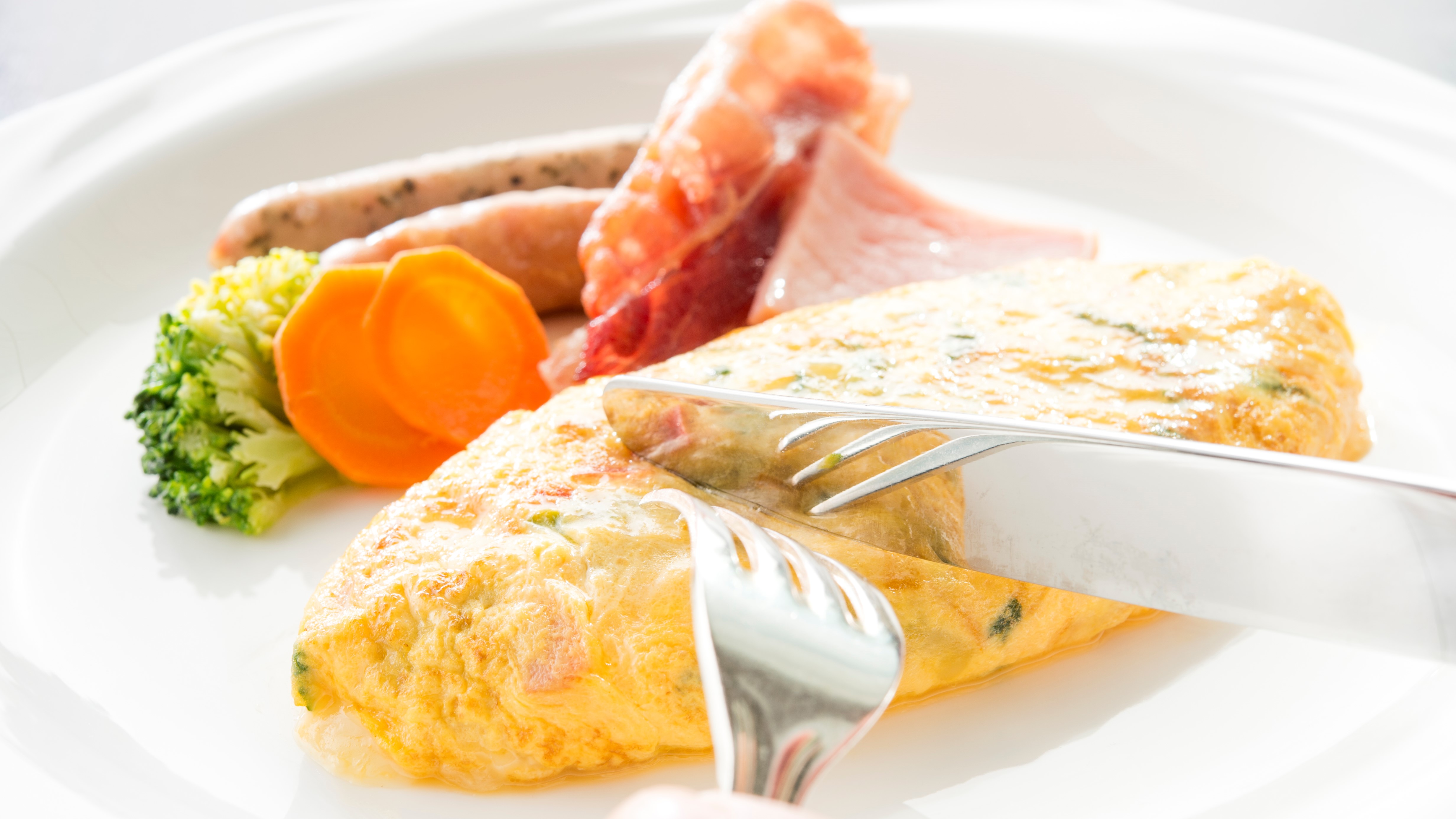 シェフが目の前で仕上げるオムレツ