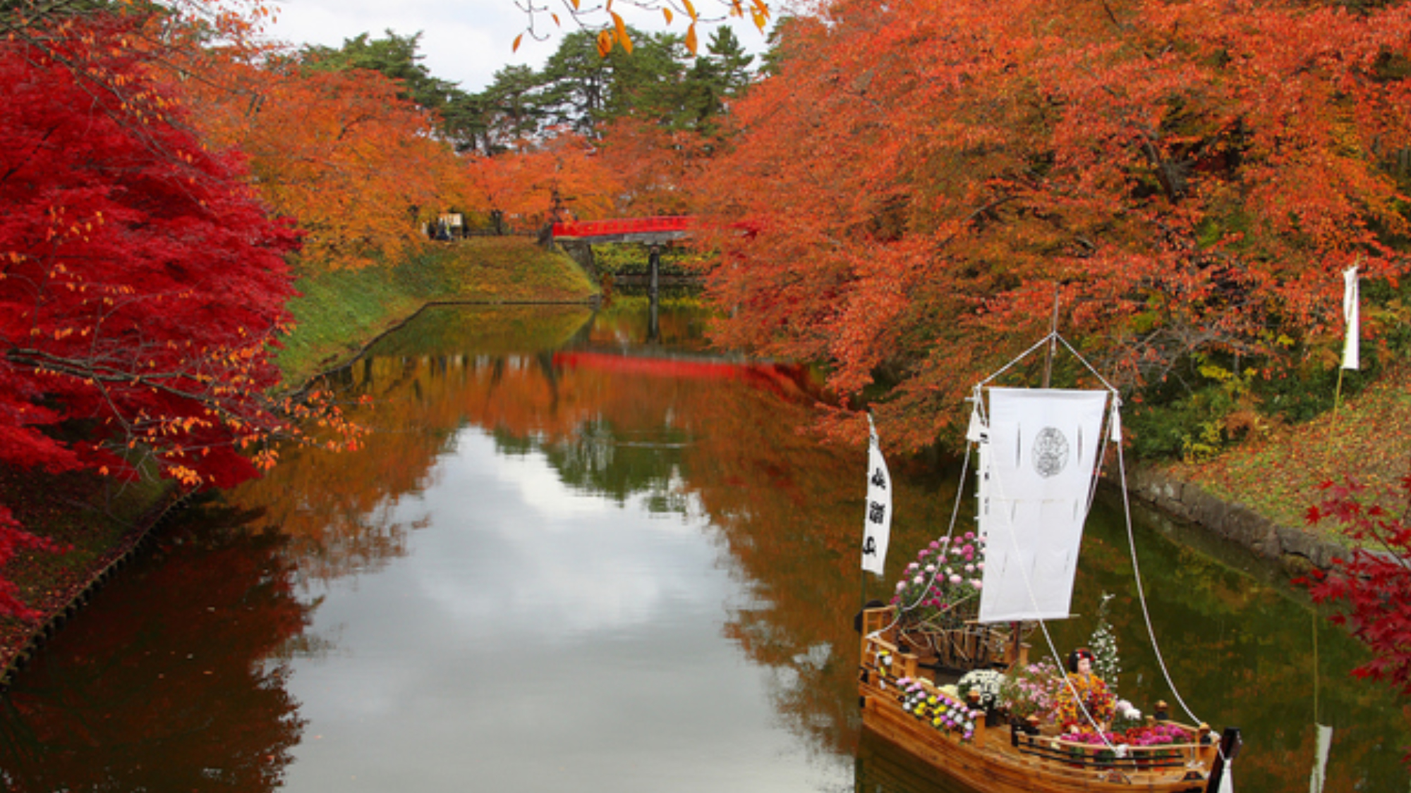 【弘前公園の紅葉】当館から車で35分