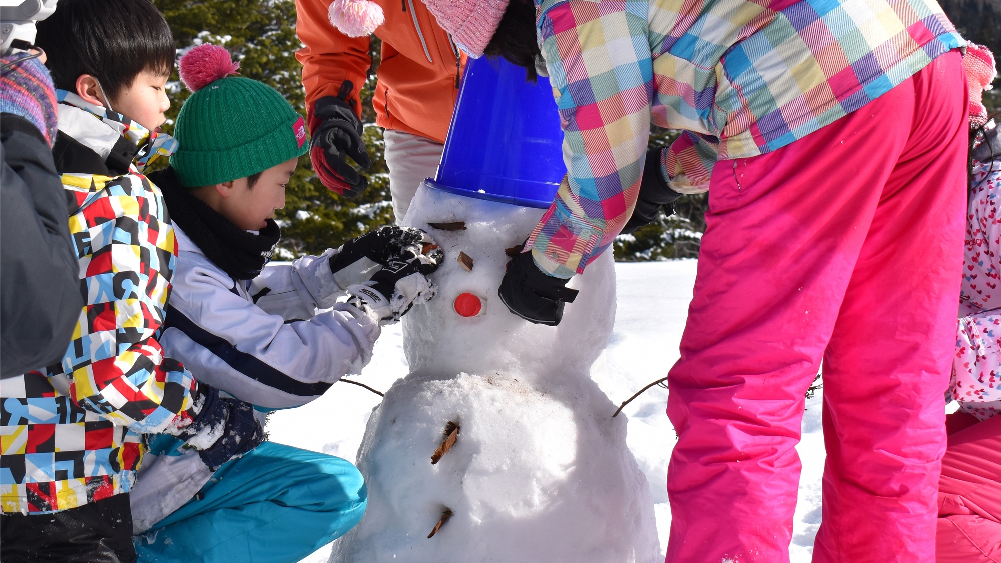ホテルの目の前で「雪あそび」