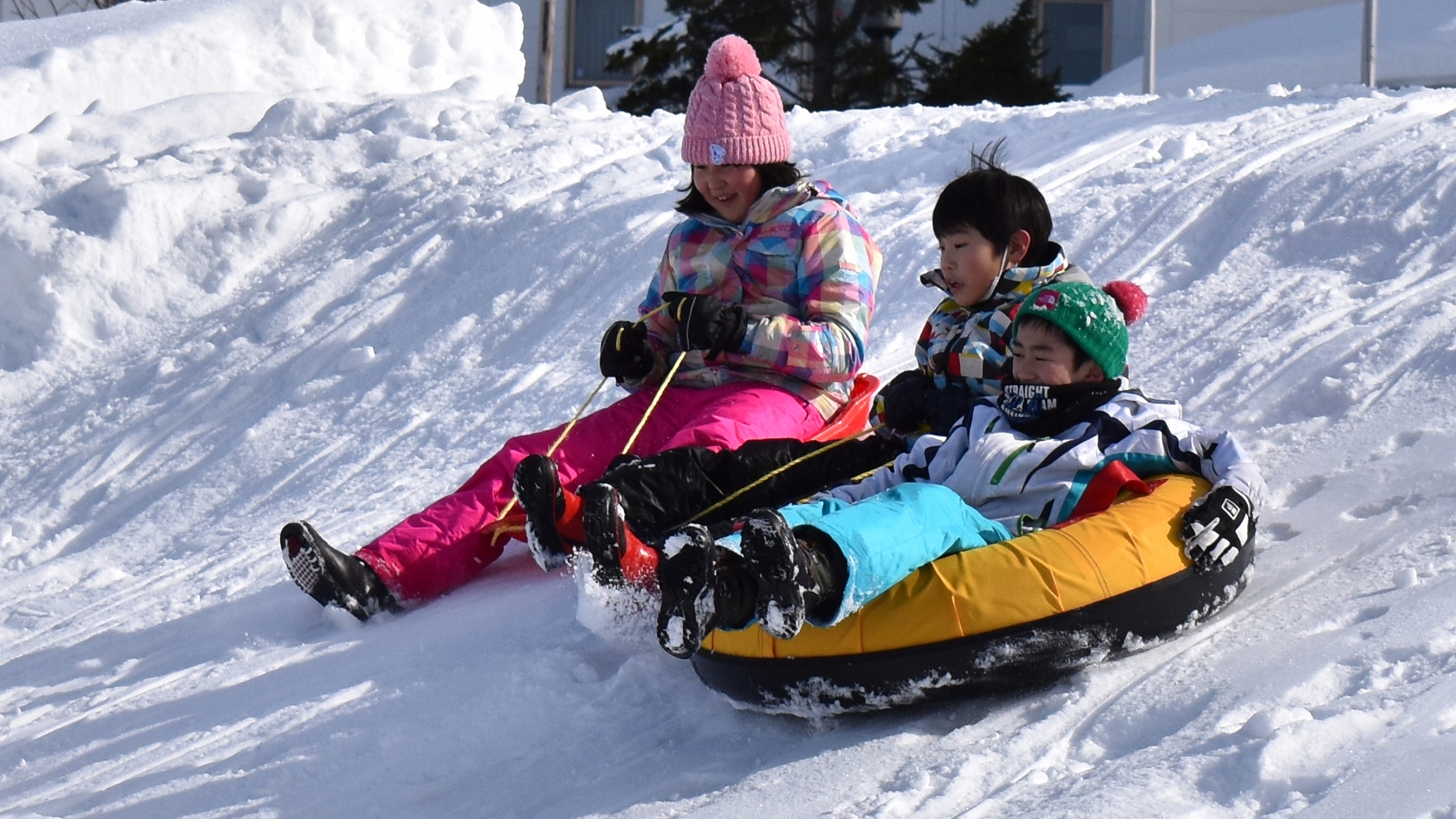 ホテルの目の前で「雪あそび」