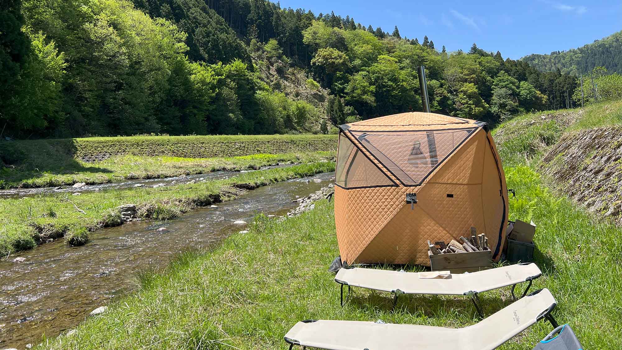 ・汗をかいたあとは、目の前の川でひんやりクールダウン