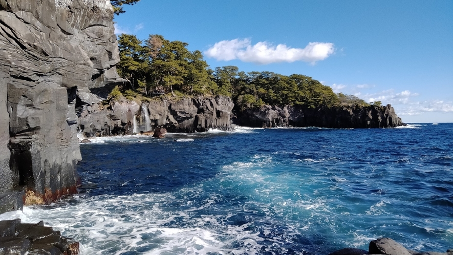 【城ヶ崎海岸】溶岩で出来た城ケ崎海岸はまさに絶景　当館より車で約20分！