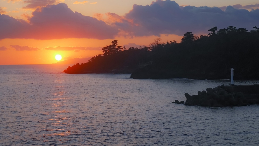 【城ヶ崎海岸】溶岩で出来た城ケ崎海岸はまさに絶景　当館より車で約20分！