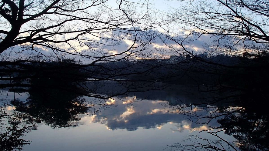 朝もやの中、昇り始めた日の光を映す一碧湖の美しさをご覧ください。