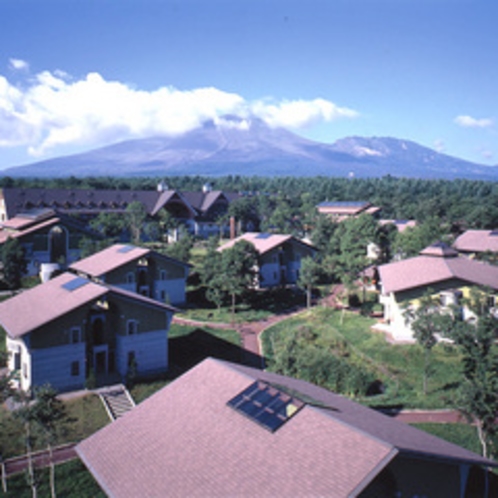 *列車村コテージから本館と浅間山を望む