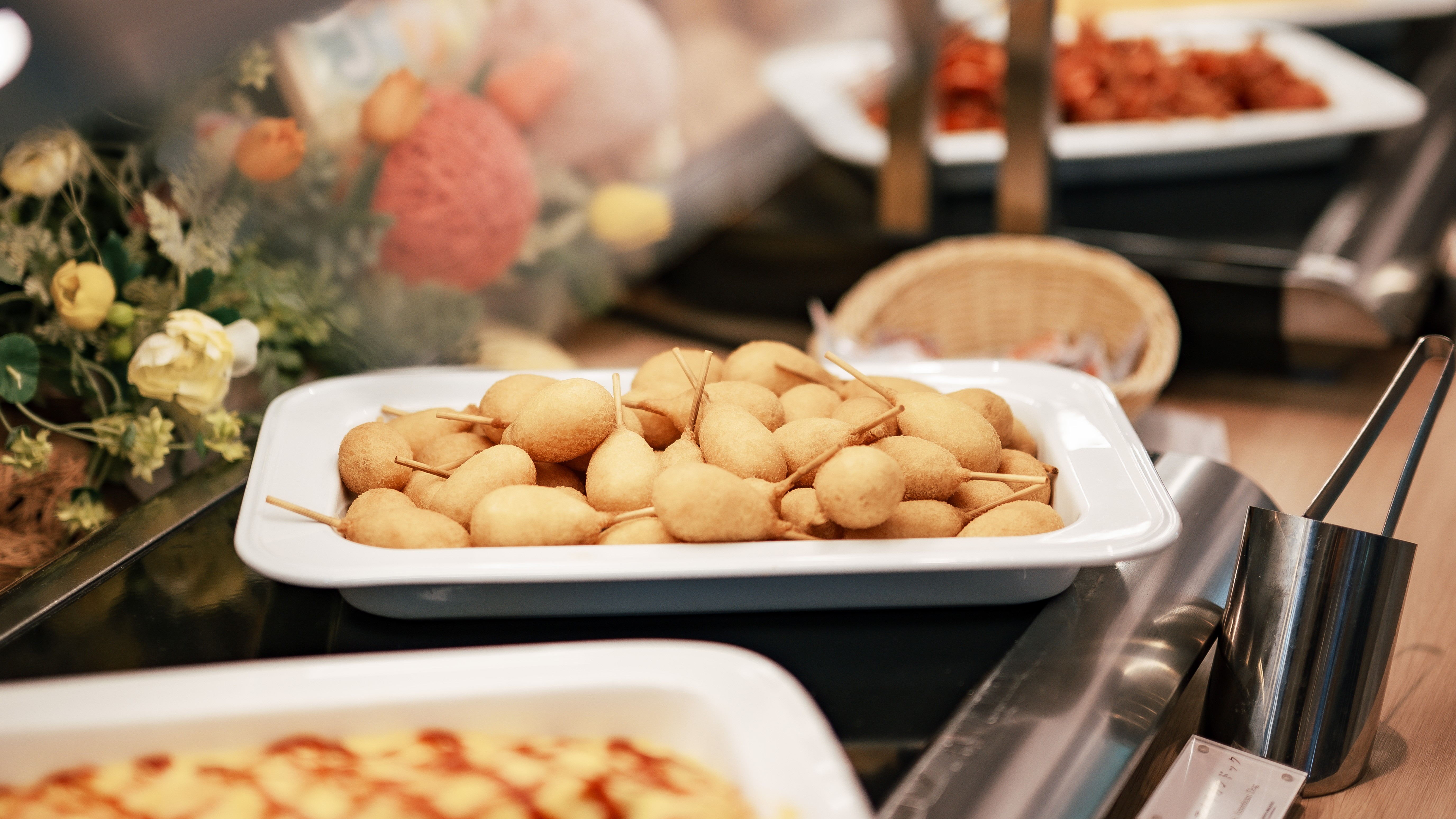 ★【朝食バイキング（一例）】自然を眺めるレストランで、みんなで楽しいお食事を♪