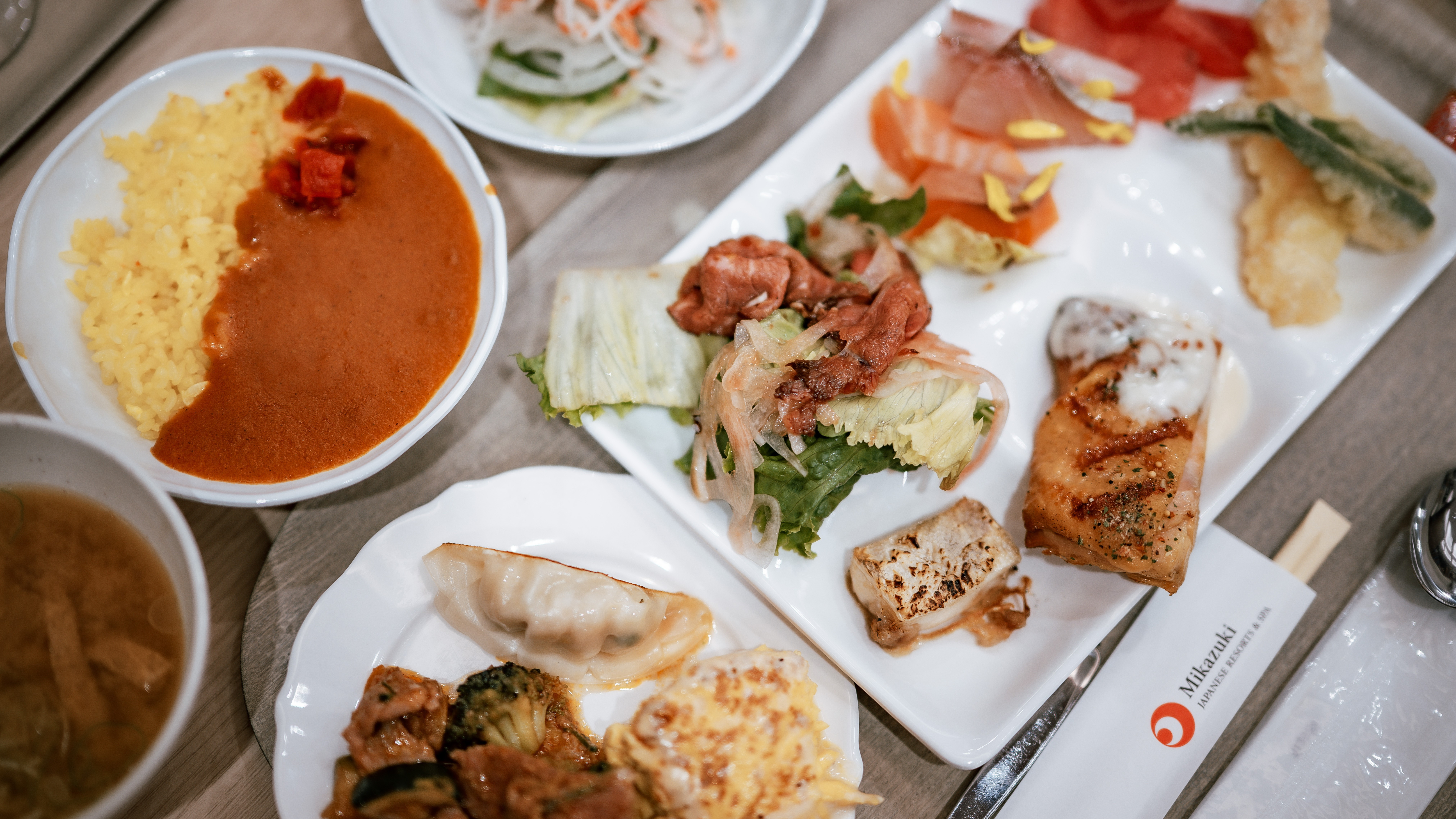 ★【夕食バイキング（一例）】自然を眺めるレストランで、みんなで楽しいお食事を♪