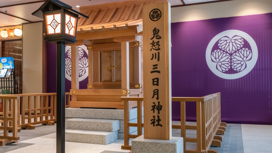 *【鬼怒川三日月神社（一例）】鬼怒川温泉を訪れる旅行者の安全を祈願する施設です