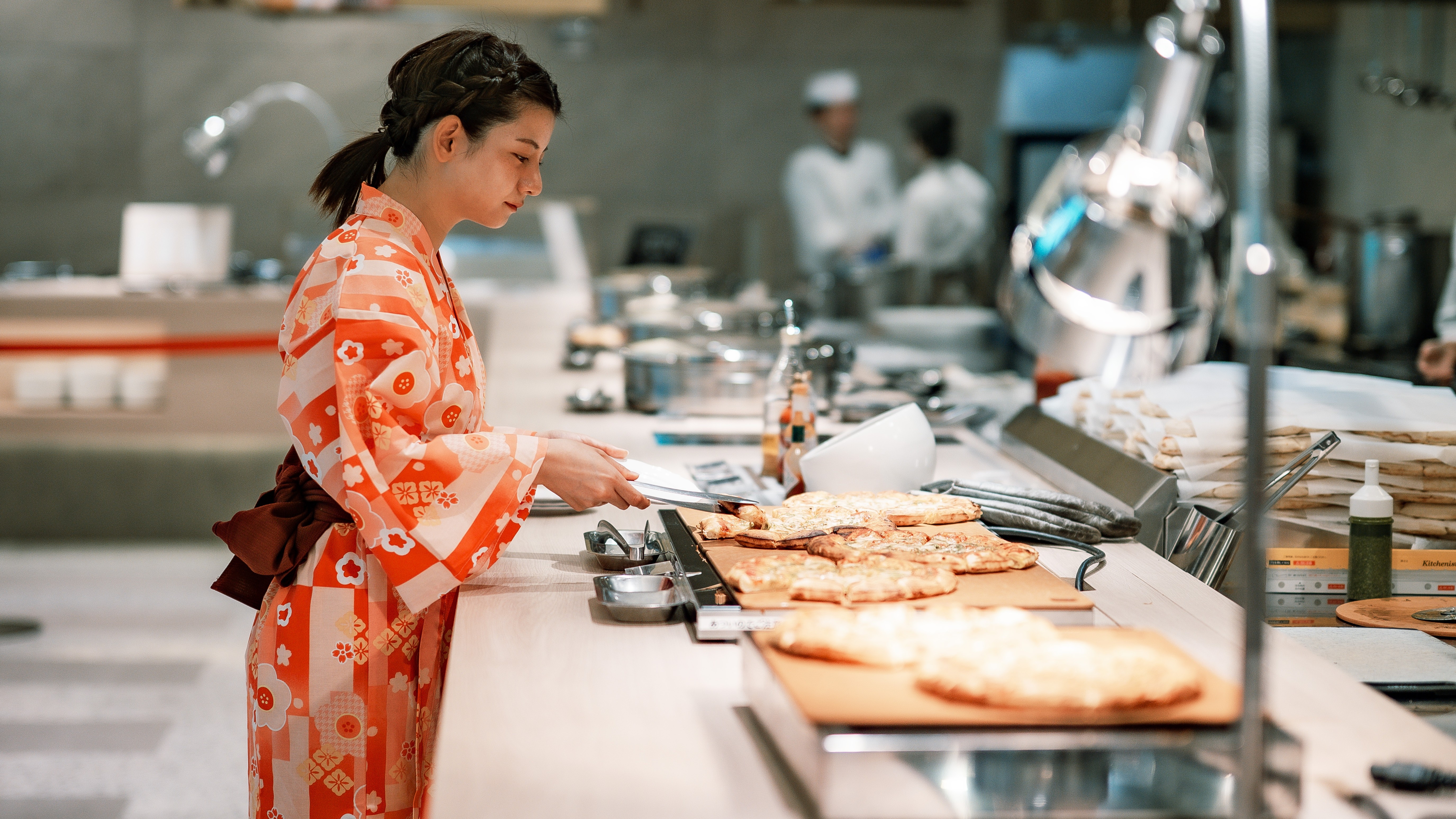 ★【夕食バイキング（一例）】自然を眺めるレストランで、みんなで楽しいお食事を♪