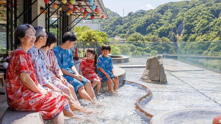 【水盤テラス：足湯（一例）】みんなで入れる足湯に浸かって、家族の会話も弾みます♪