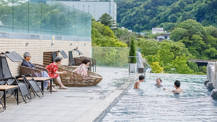 温泉をプールのように水着で楽しむおぷーろ♪きぬ川の眺望とともにご家族でお楽しみいただけます。