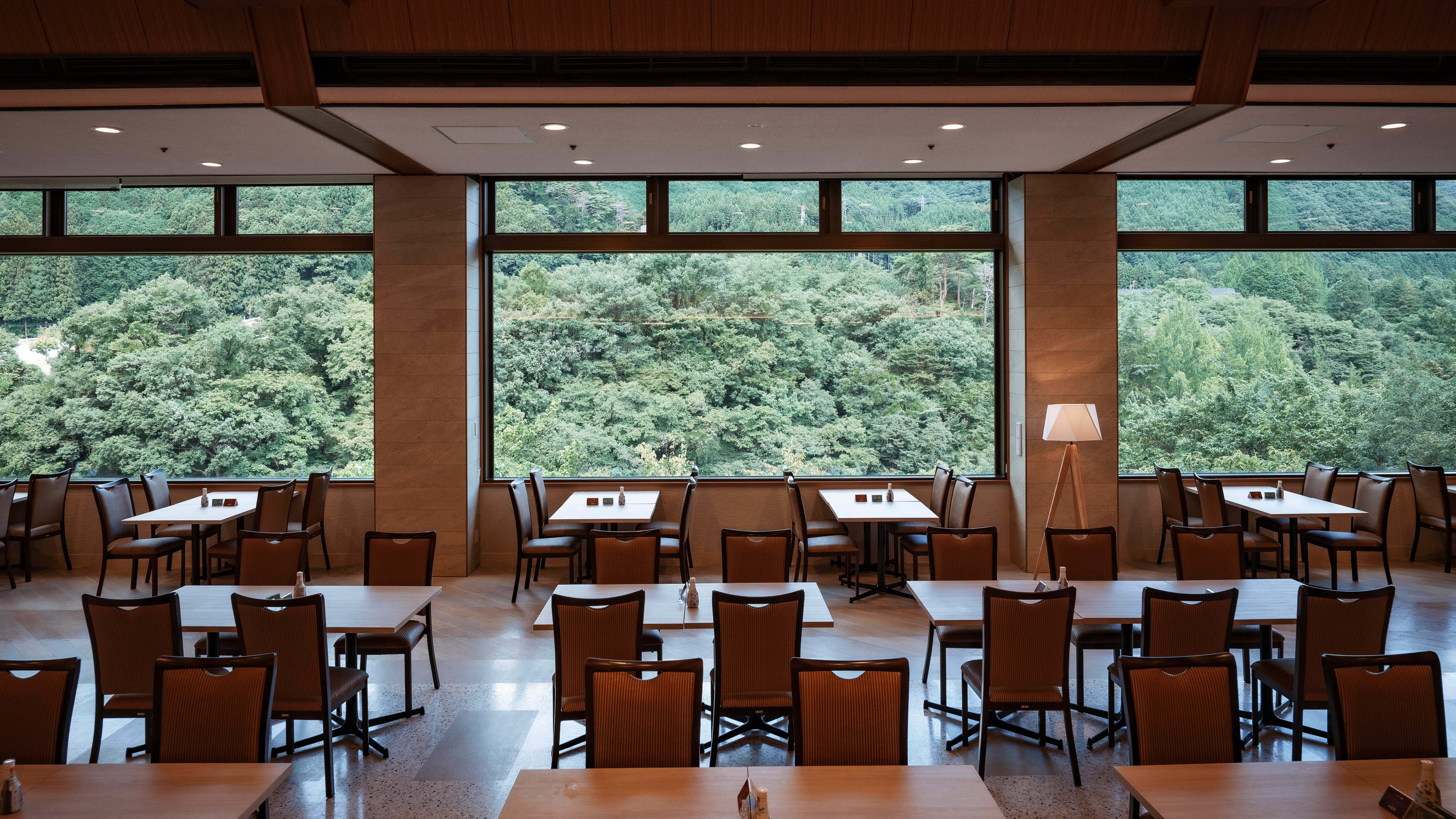 ★自然を眺めるレストランで、みんなで楽しいお食事を♪