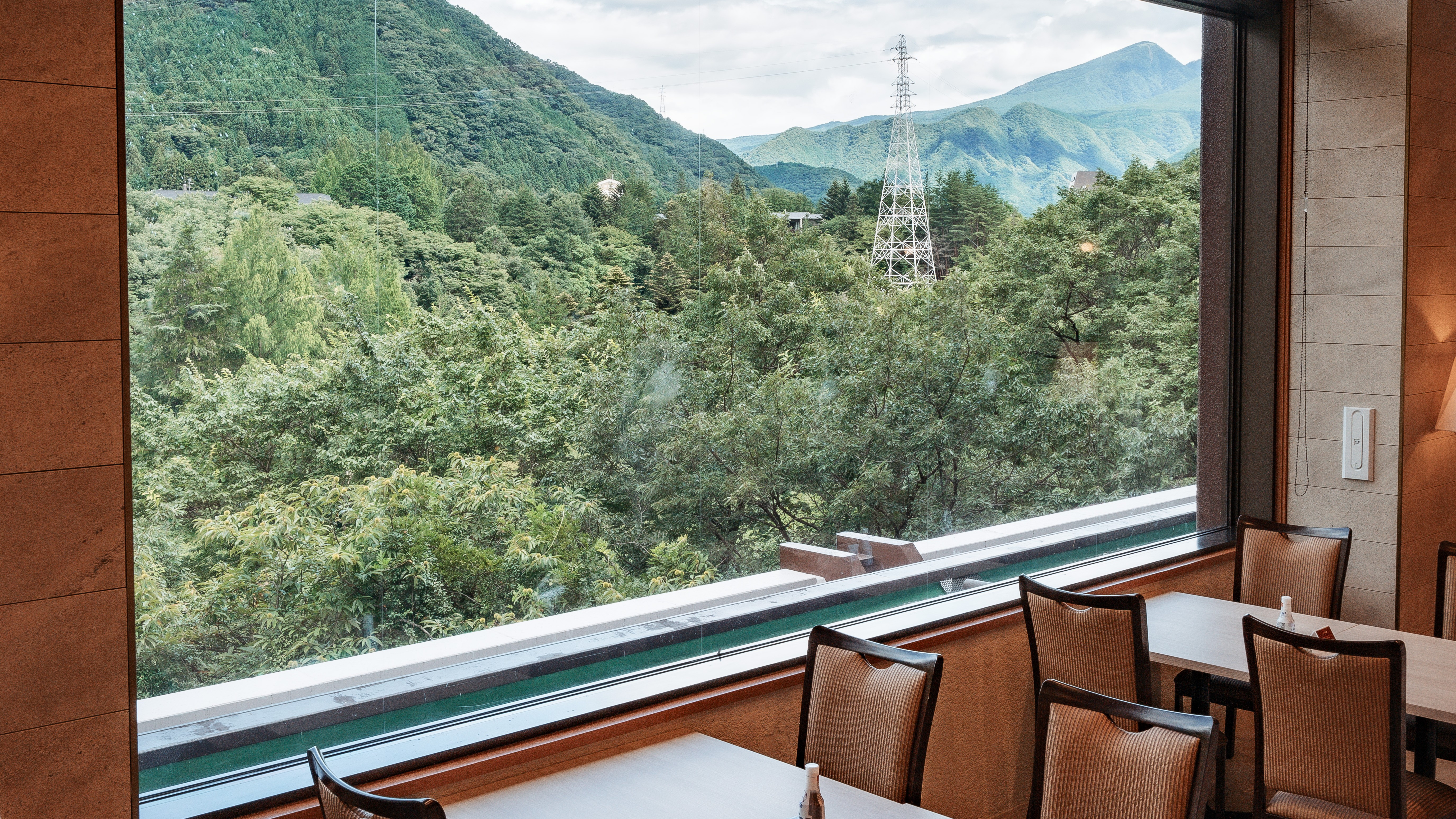 ★自然を眺めるレストランで、みんなで楽しいお食事を♪