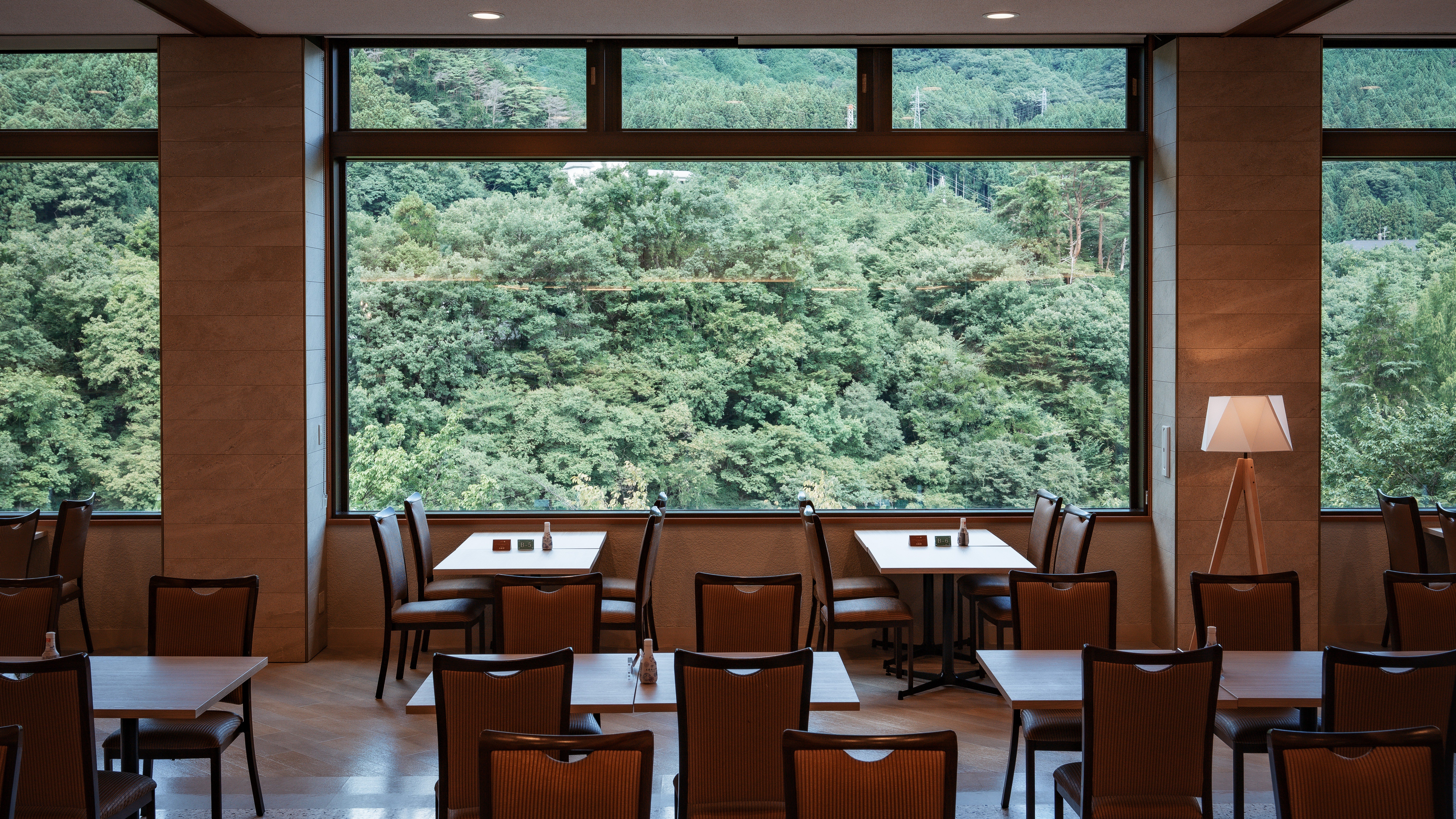 ★自然を眺めるレストランで、みんなで楽しいお食事を♪