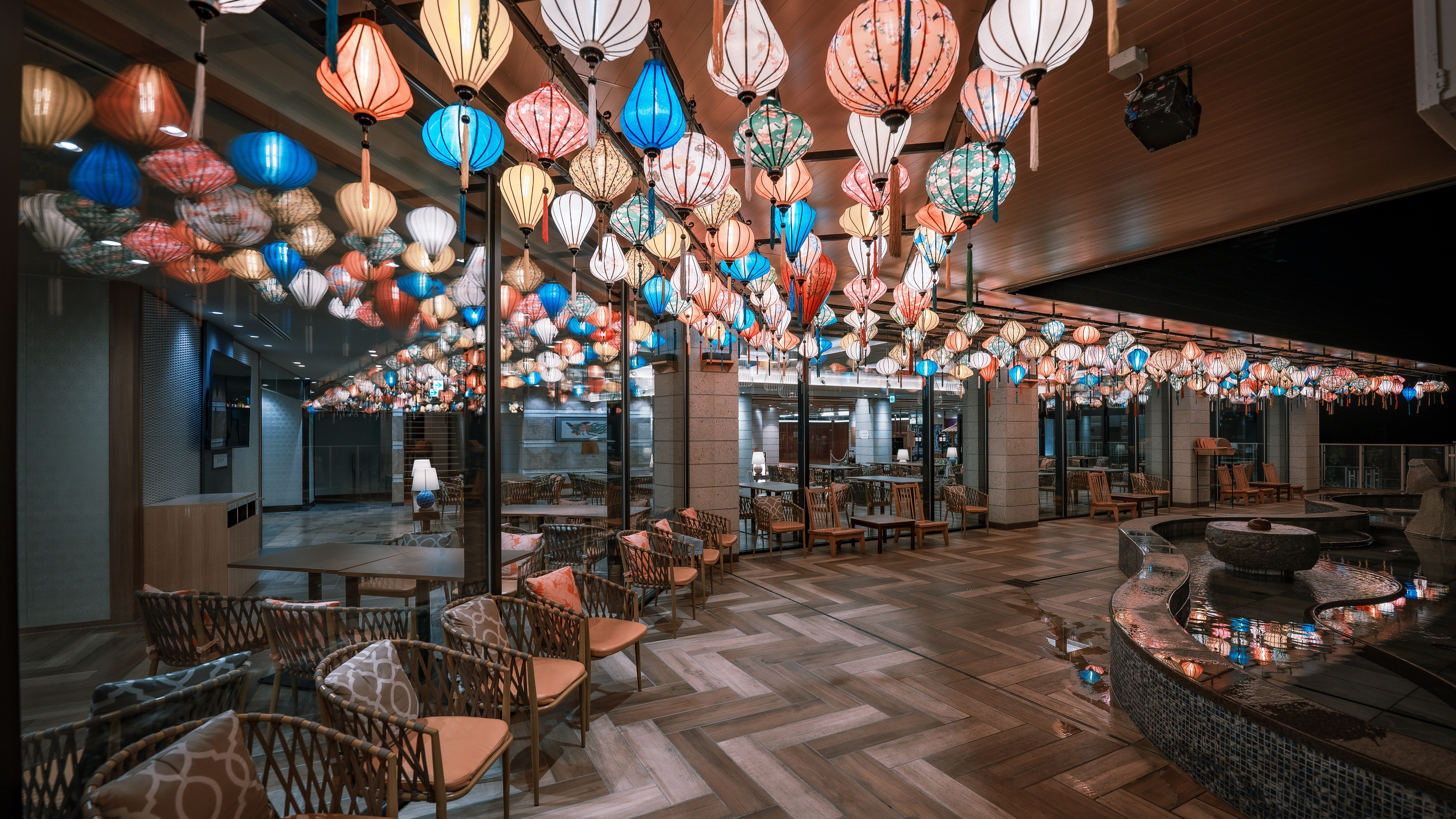 ★【おぷーろ：夜景（一例）】のんびりくつろげるソファ席もご用意しております。