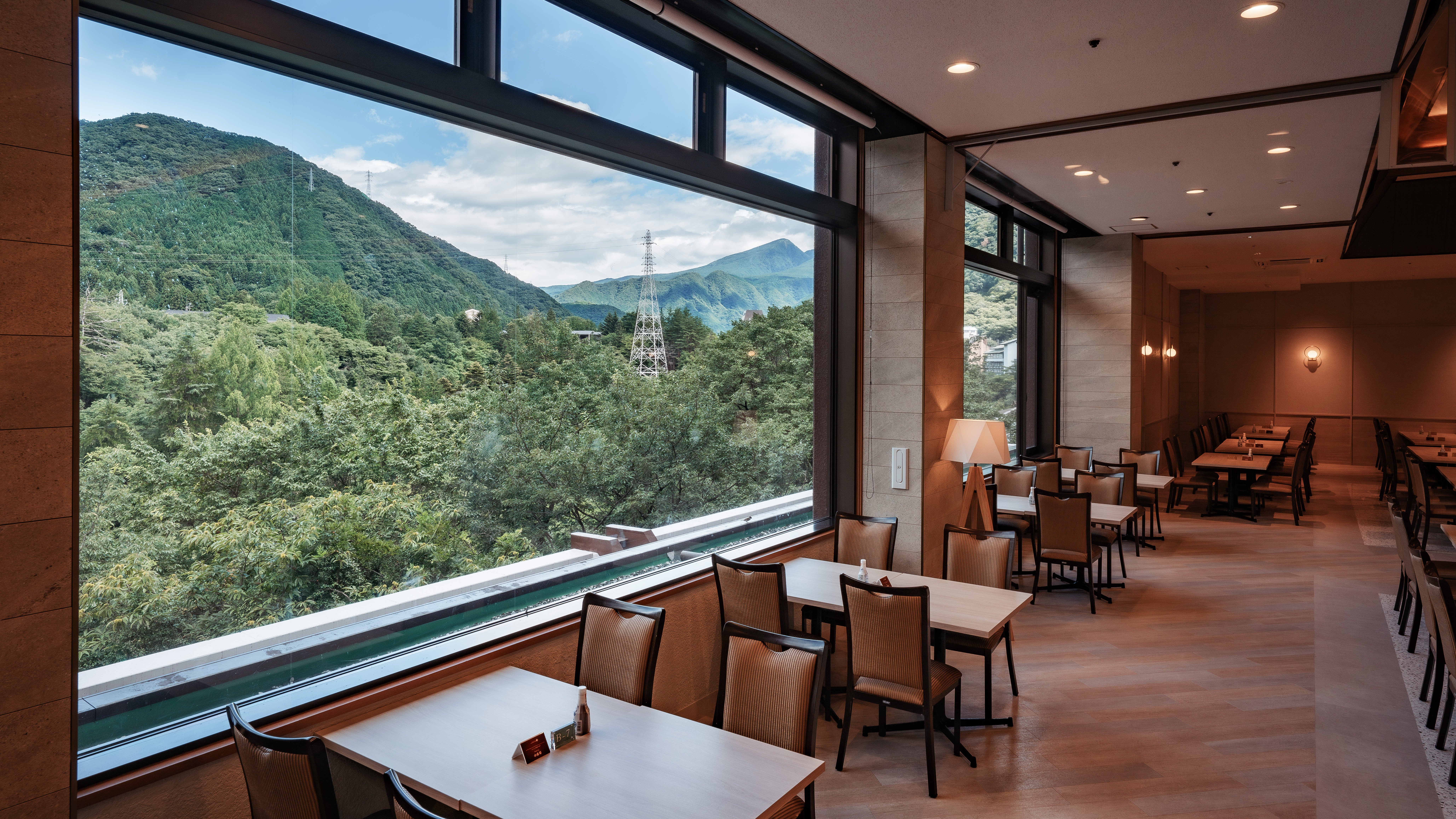 ★自然を眺めるレストランで、みんなで楽しいお食事を♪