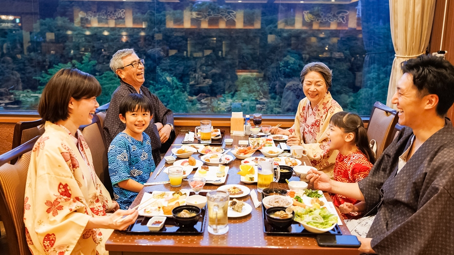 【夕食バイキング（一例）】自然を眺めるレストランで、みんなで楽しいお食事を♪