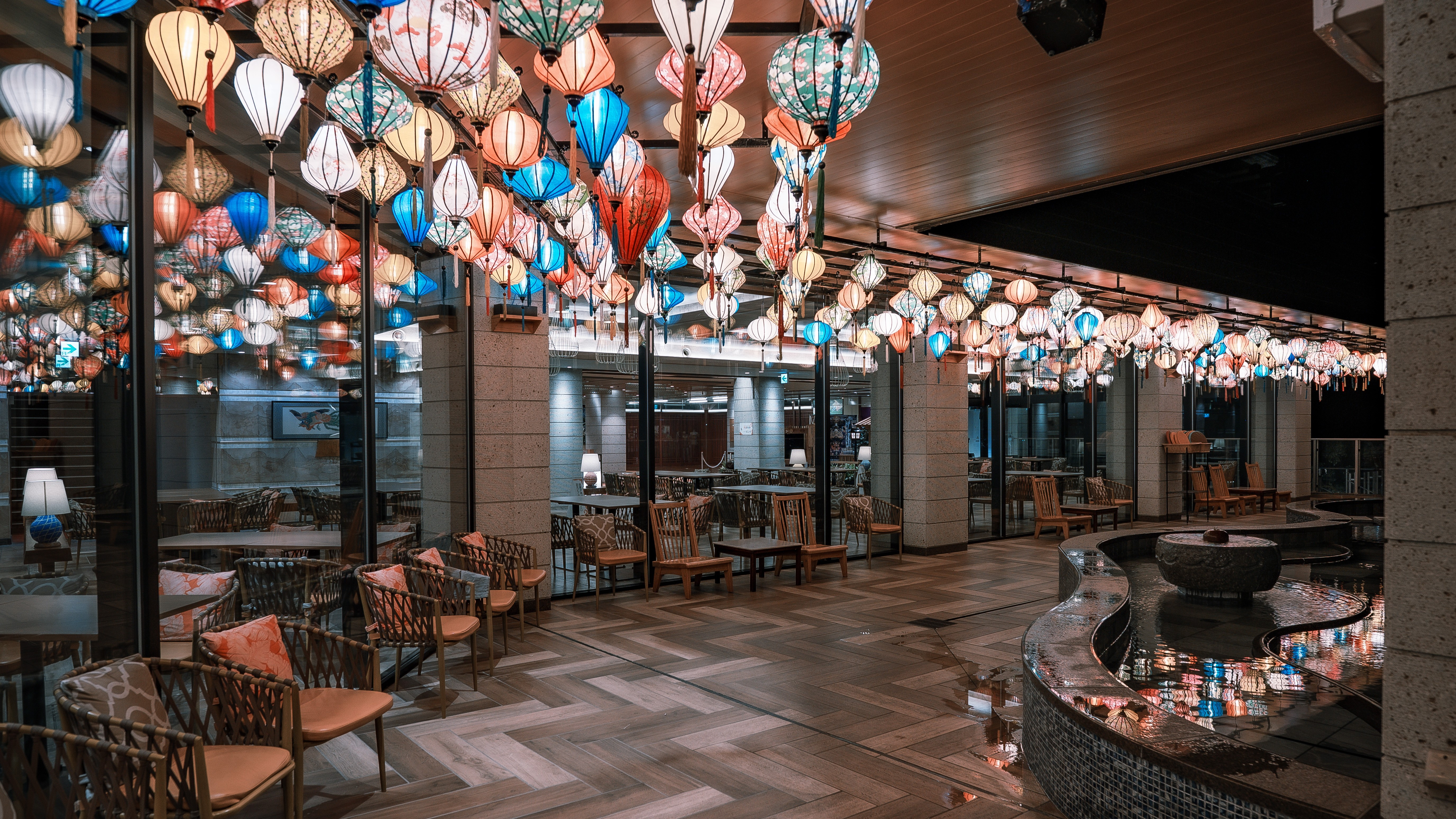 ★【おぷーろ：夜景（一例）】のんびりくつろげるソファ席もご用意しております。