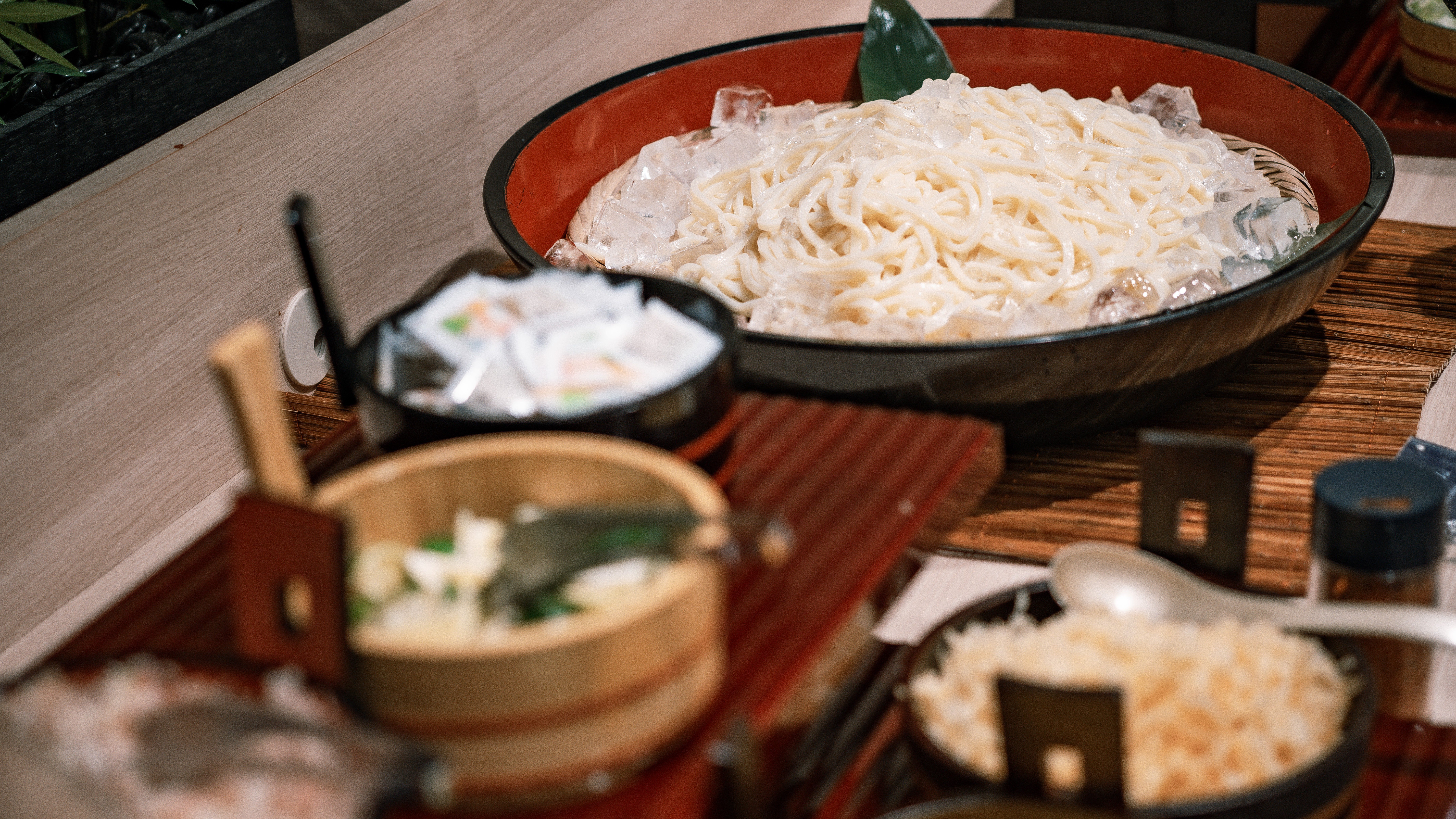 ★【夕食バイキング（一例）】自然を眺めるレストランで、みんなで楽しいお食事を♪