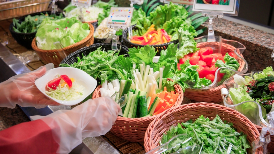 *【夕食バイキング（一例）】地産の新鮮野菜いっぱいのサラダコーナー♪コロナ対策も万全です！