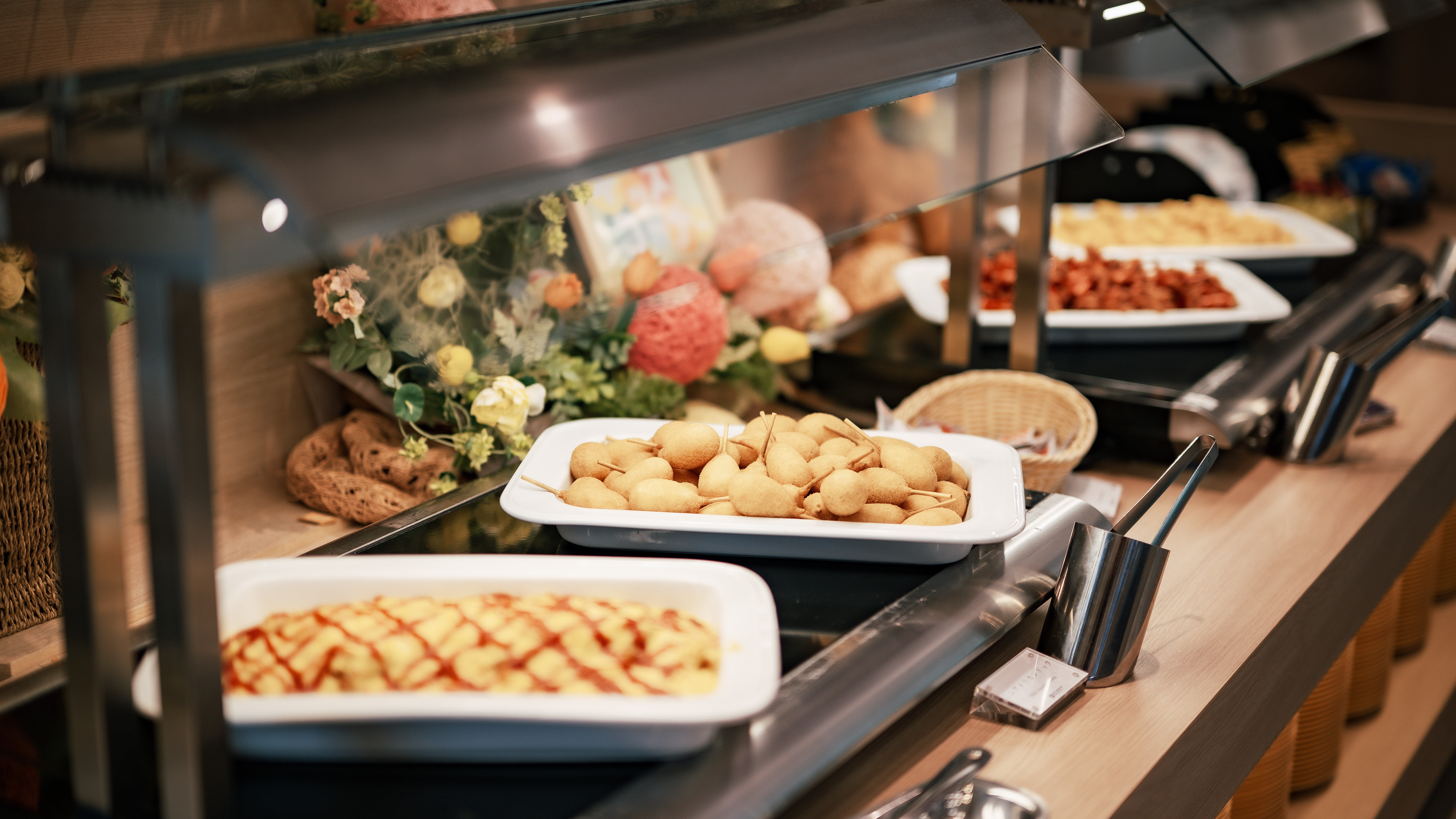 ★【朝食バイキング（一例）】自然を眺めるレストランで、みんなで楽しいお食事を♪