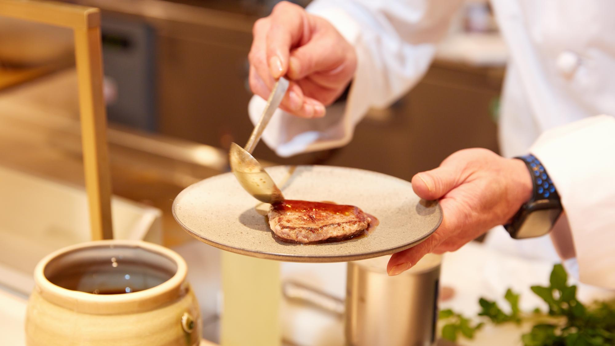 【夕食バイキング（一例）】ライブキッチンでは出来たてのお料理を提供！