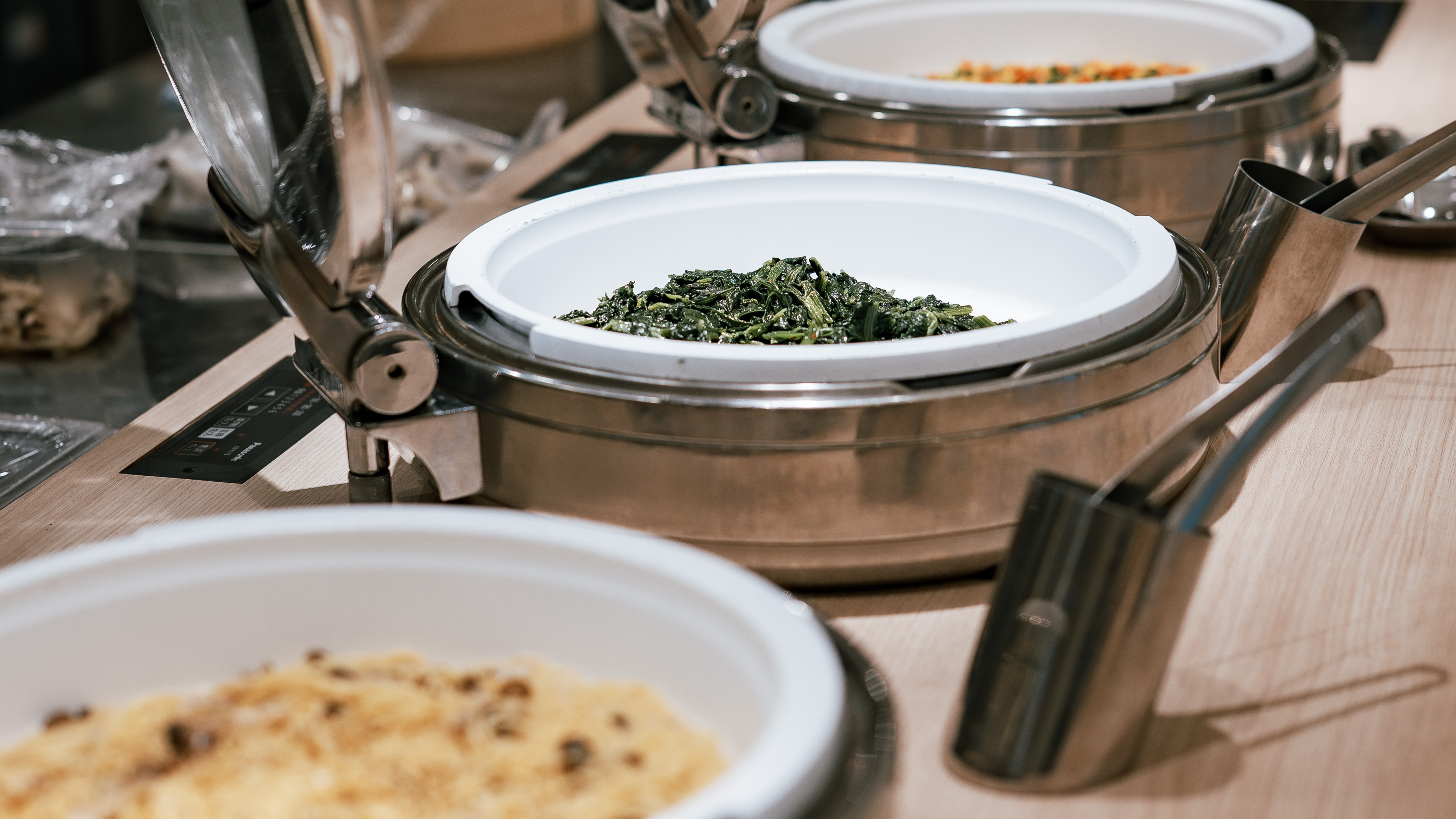 ★【朝食バイキング（一例）】自然を眺めるレストランで、みんなで楽しいお食事を♪