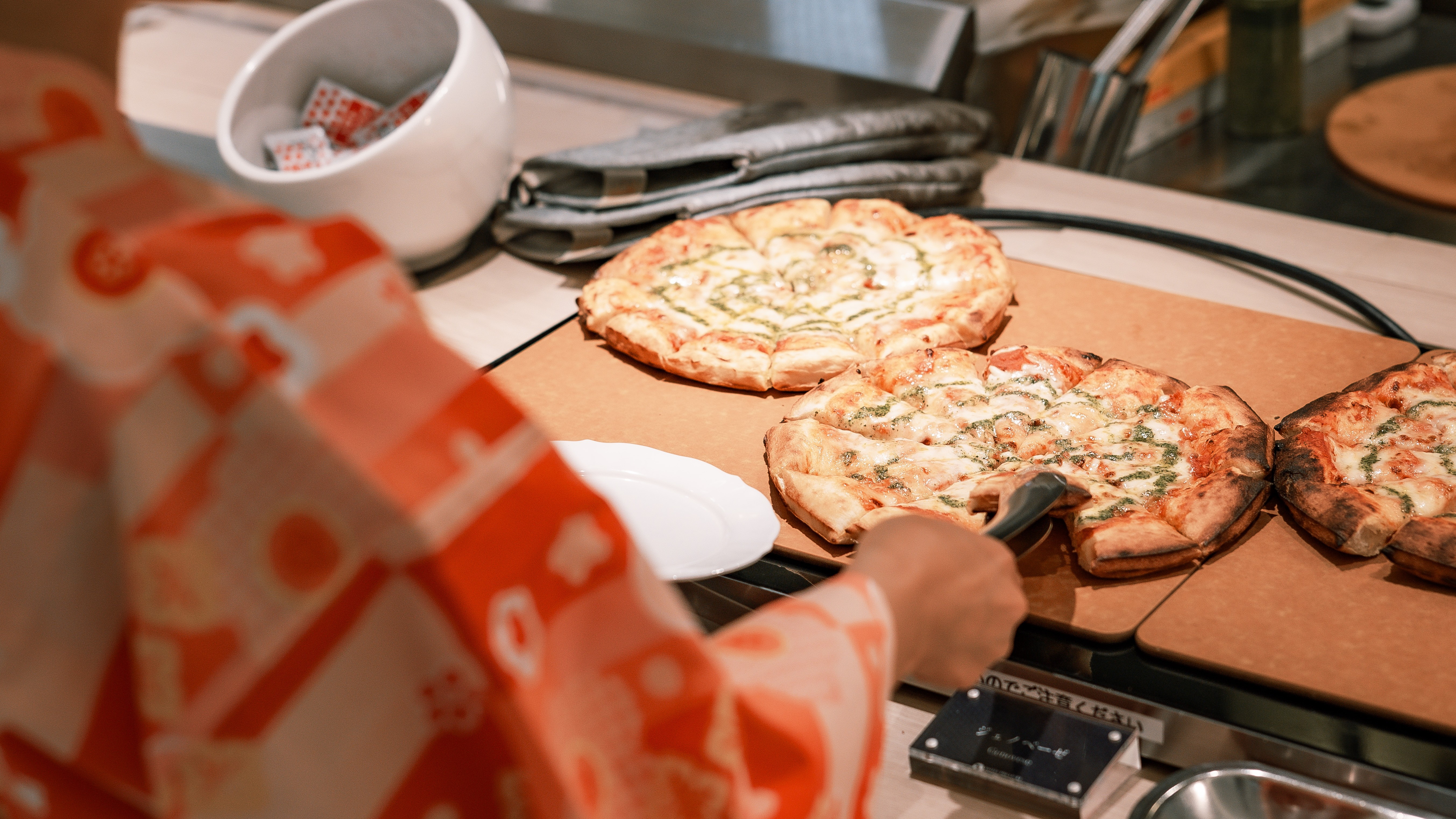 ★【夕食バイキング（一例）】自然を眺めるレストランで、みんなで楽しいお食事を♪