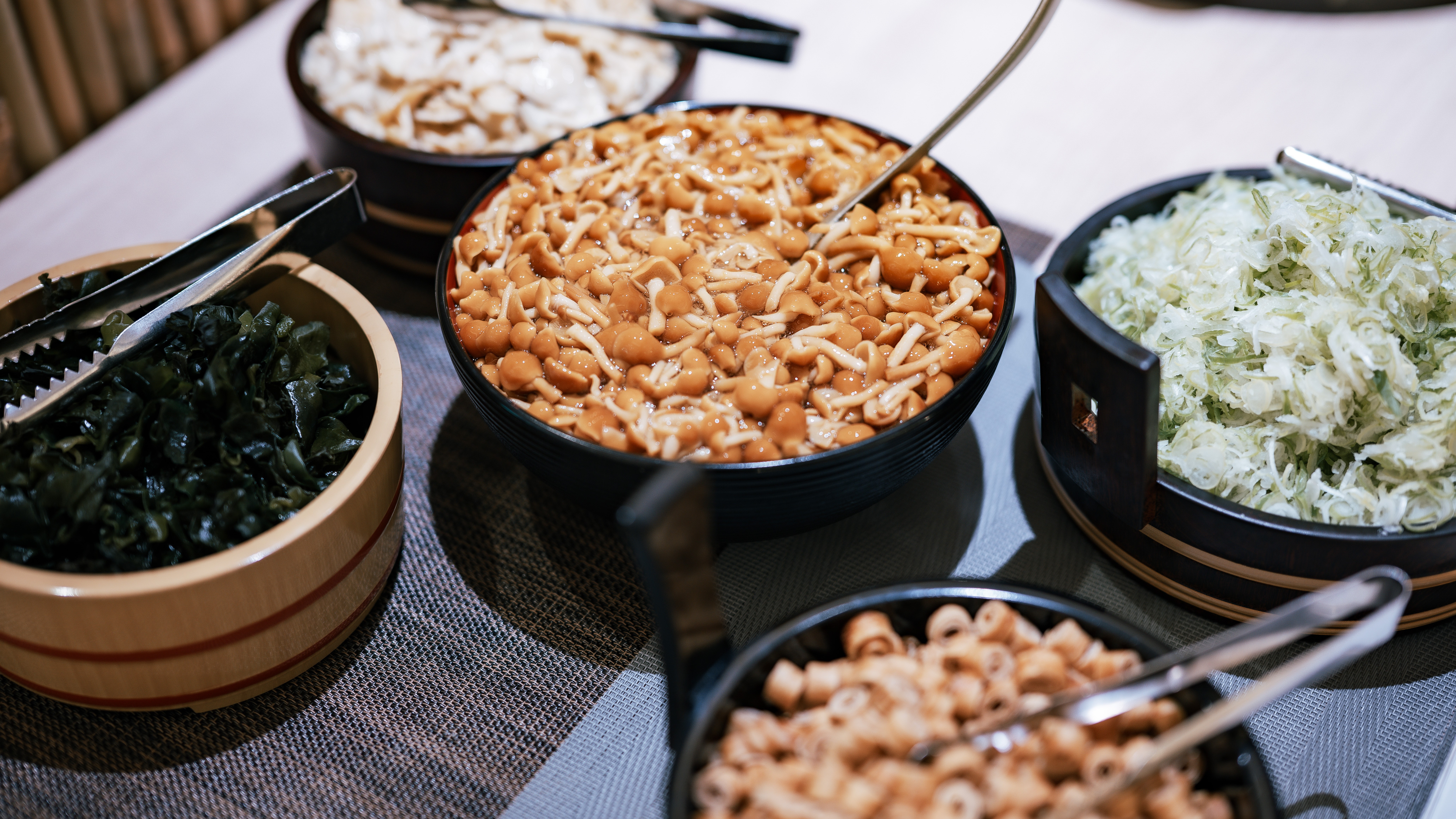 ★【朝食バイキング（一例）】自然を眺めるレストランで、みんなで楽しいお食事を♪