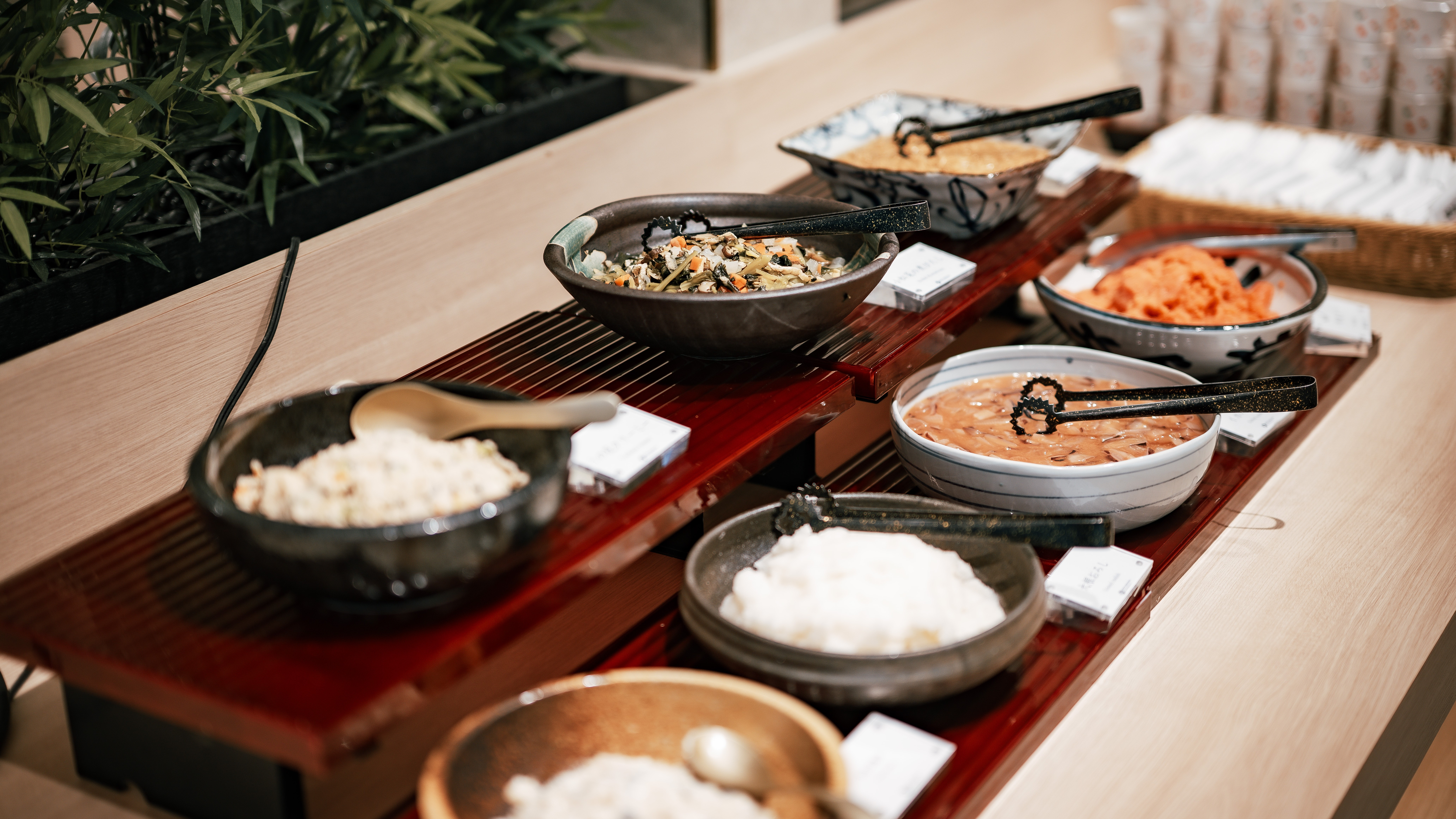 ★【朝食バイキング（一例）】自然を眺めるレストランで、みんなで楽しいお食事を♪