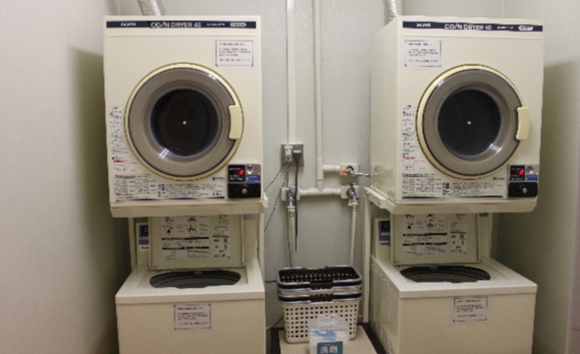 コインランドリー　洗濯機2台　乾燥機2台