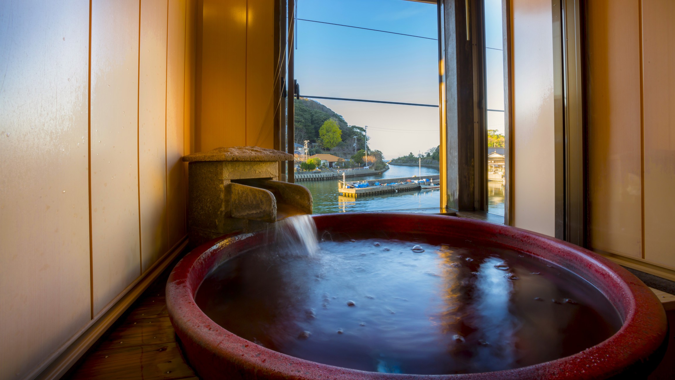 【展望風呂付客室】客室の展望風呂でゆったりと運河を見ながら天然温泉を満喫！