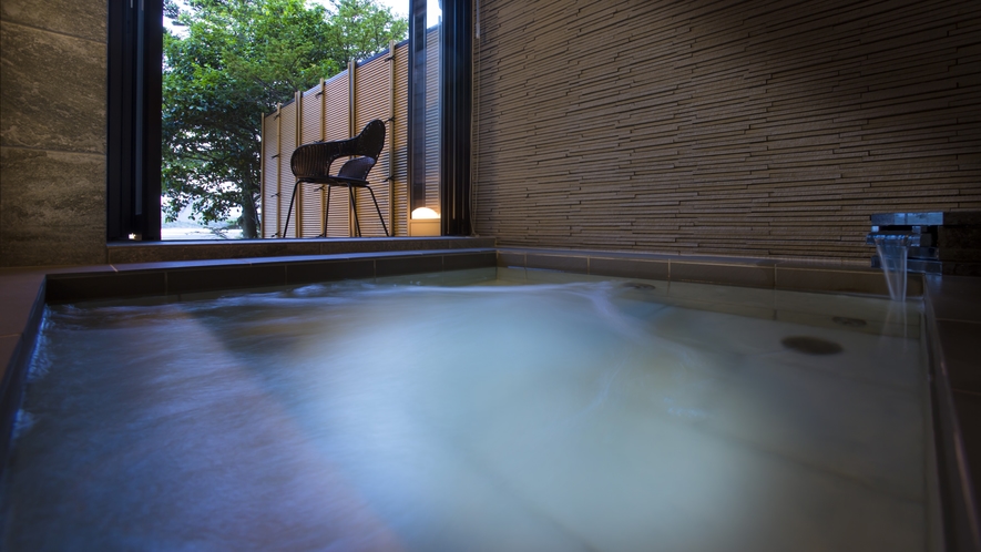 【水辺の離れ客室・Calme】客室の温泉露天風呂でゆったりとプライベートな時間をお過ごしください。