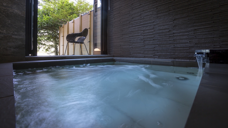 【水辺の離れ客室・Calme】客室の温泉露天風呂でゆったりとプライベートな時間をお過ごしください。
