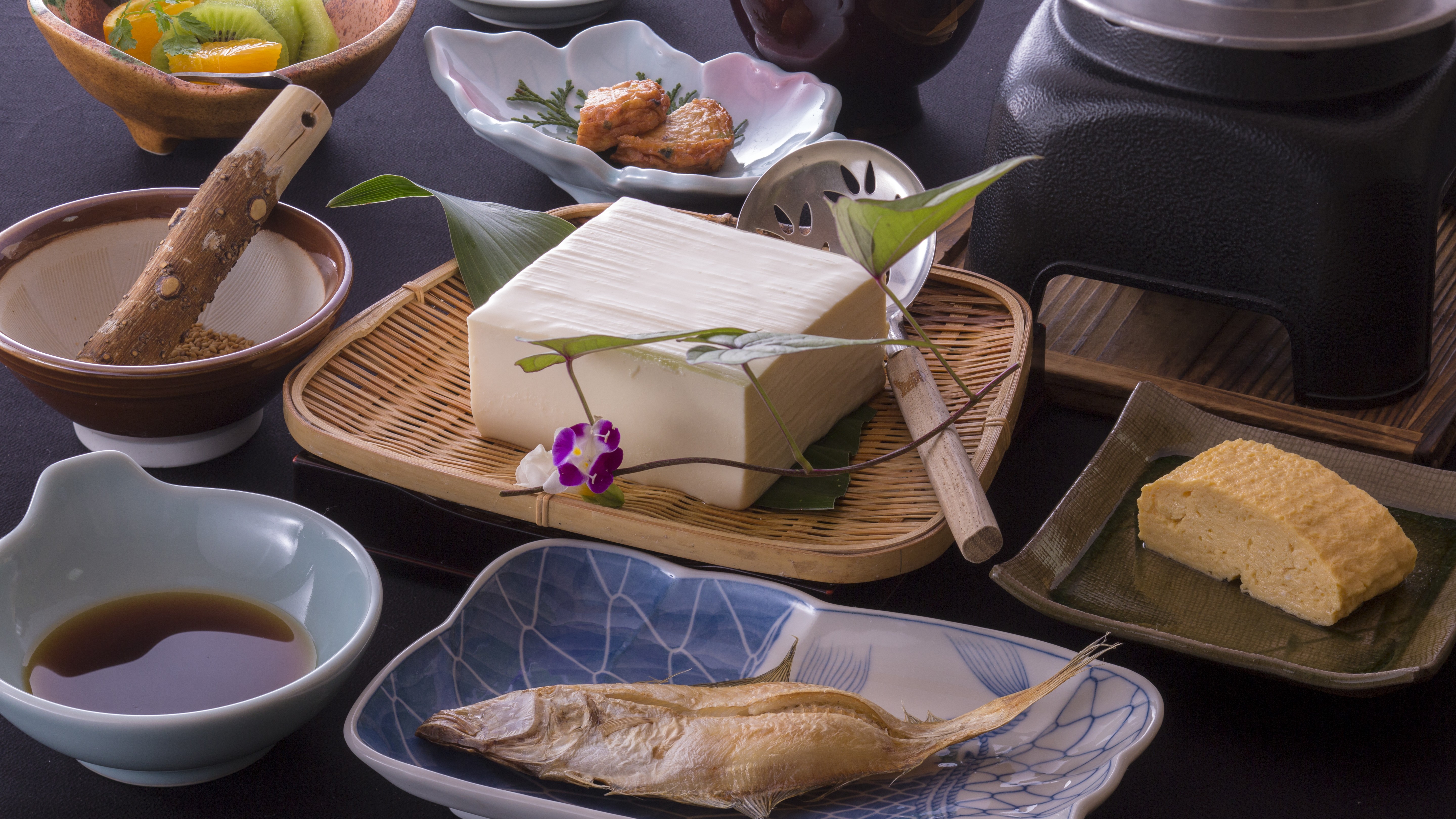 【朝食】自家製の豆腐やだし巻きなど、朝から元気が出る朝食