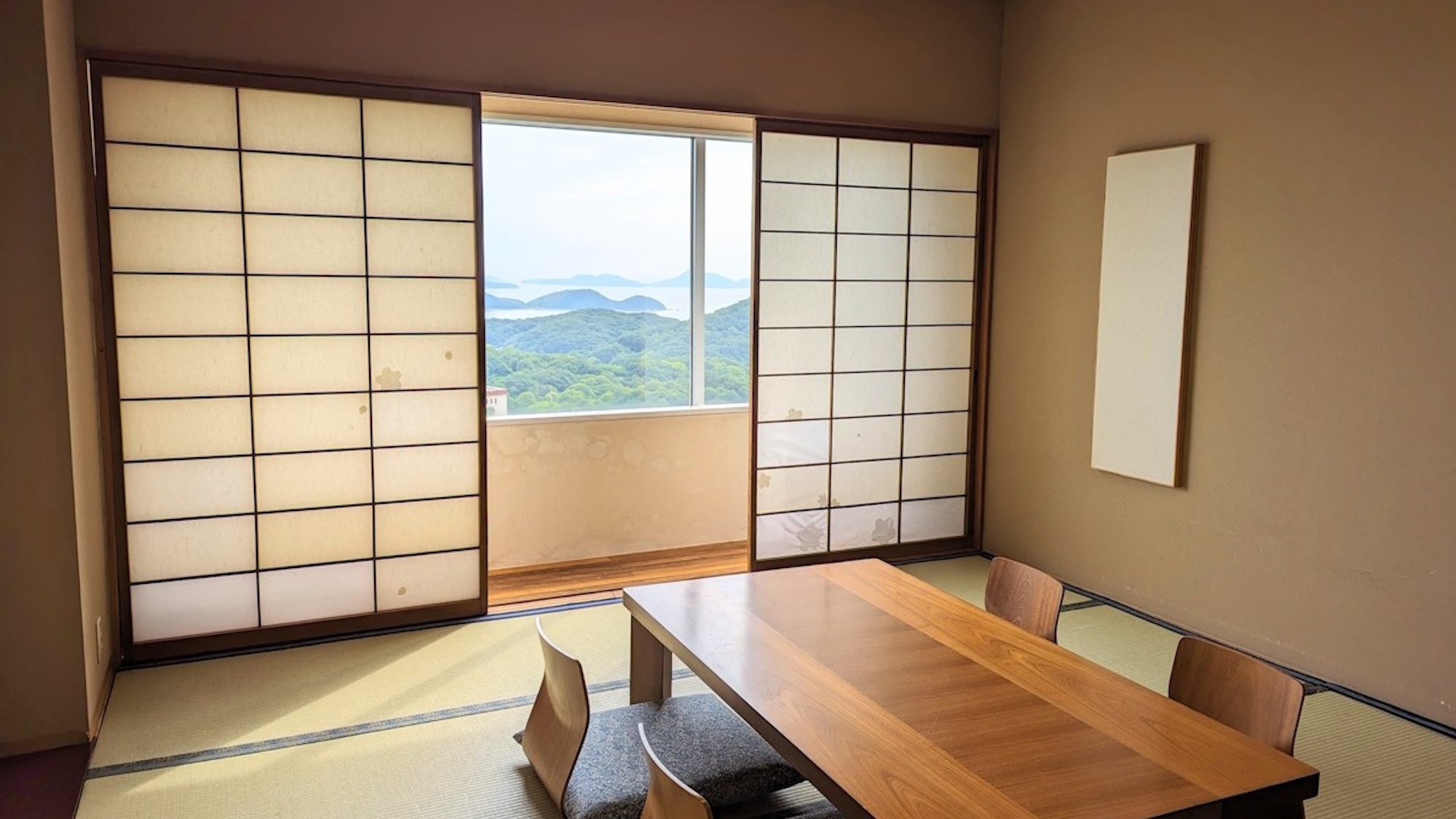 3階の和室(10畳)は眺望が優れないお部屋も御座います　※写真は一例