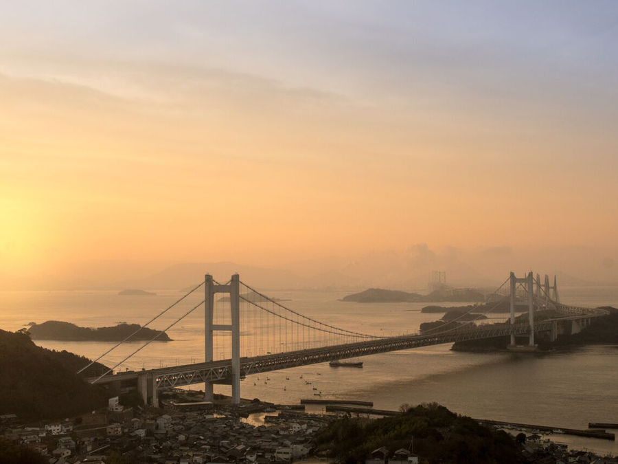 ★1階ロビーテラスから見た朝日を浴びる瀬戸大橋。