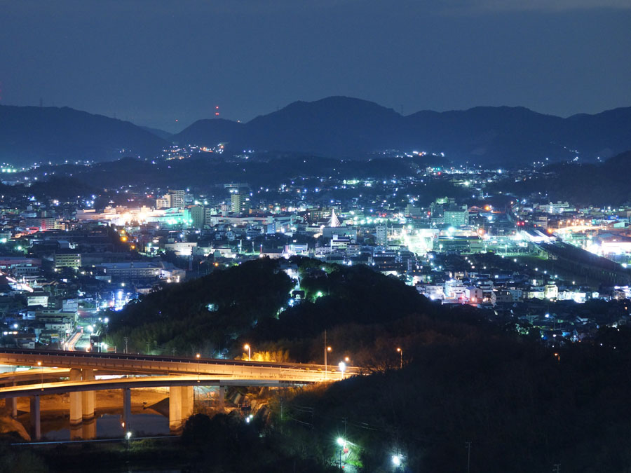 ★客室廊下から見た児島市街地夜景。