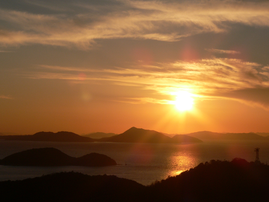 ★1階・ロビーテラスから見た夕陽。