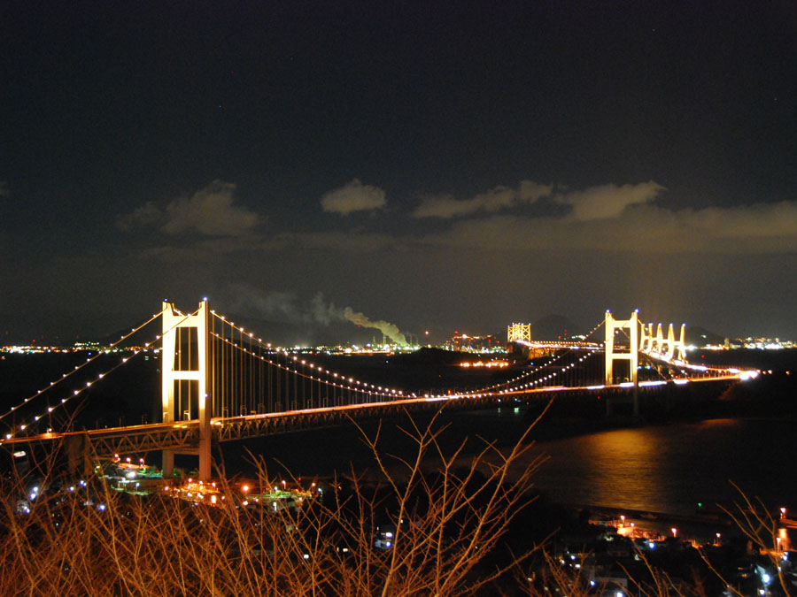 1階・ロビーテラスから見たライトアップされた瀬戸大橋。
