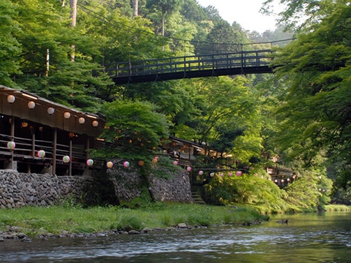 【京都・高雄のもみぢ家で川床体験】京の奥座敷高雄。専用のつり橋を渡ると、そこは閑静な民芸調の宿。