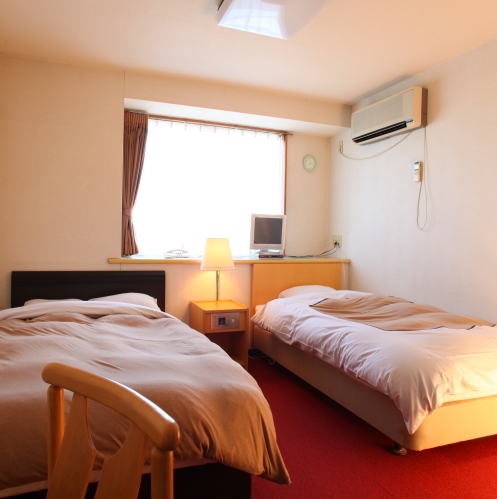 Twin room with semi-double bed
